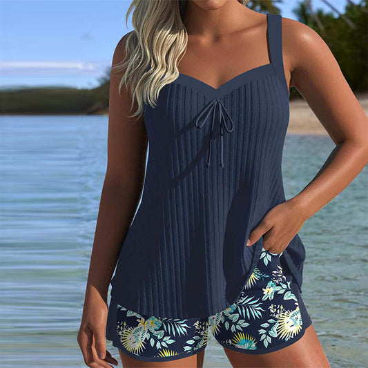 Carla – Traje de Baño de Rayas con Short de Playa