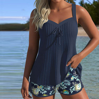 Carla – Traje de Baño de Rayas con Short de Playa
